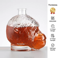 Solution d'agence de conception intégrée : Bouteille en verre en forme de tête de gorille pour emballage de spiritueux, idéale pour les achats de Noël et les fêtes.