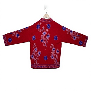 เสื้อแจ็คเก็ตบอมเบอร์ผู้หญิง ปักมือ ถักทอด้วยมือ สีแดง ผ้าฝ้าย 100% เป็นมิตรกับสิ่งแวดล้อม ลายดอกไม้ สไตล์ชาติพันธุ์ โบโฮ คอตั้ง มีซับใน ทอมือ - Product Image 4