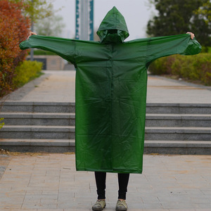 Impermeable largo de una pieza de PVC con capucha, botones y estilo poncho para viajes, para adultos. - Product Image 3