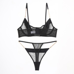 Set di Lingerie in Rete Nera con Cinturini a Catena Dorata, Reggiseno Trasparente e Perizoma di Alta Qualità, Set di 2 Pezzi dal Design Unico e alla Moda - Product Image 4