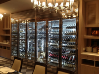 Projet complet de cuisine d'hôtel, réfrigérateur à vin en acier inoxydable 304 sur mesure avec porte vitrée et refroidissement par ventilateur pour hôtel et restaurant