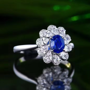 Fournisseur de bijoux fins SGARIT, bague de fiançailles en or blanc 18 carats massif avec saphir bleu naturel de 0,75 carat et diamants - Product Image 3