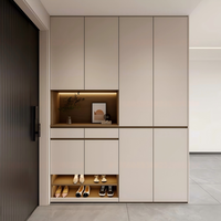 Meuble à chaussures élégant en placage de chêne sur mesure avec zones de rangement fermées pour entrée de résidence de style classique