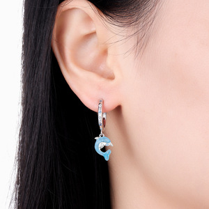 Los pendientes de delfín azul son el regalo perfecto para una niña, y también una opción ideal para un regalo de aniversario o cumpleaños. - Product Image 5