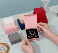 Boîte à bijoux magnétique à couvercle rabattable, boîte cadeau texturée en relief pour bague, boucles d'oreilles, collier, bracelet, idéale pour l'emballage de cadeaux pour amis