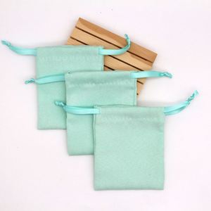 Pochette à cordon personnalisée en tissu satiné, similicuir et velours, douce et confortable, pour bracelet et jonc, avec logo - Product Image 1