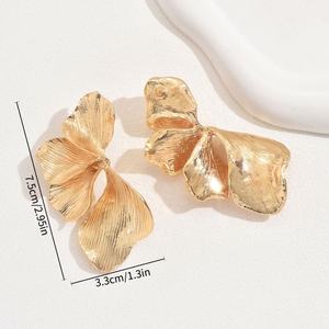 Pendientes de Flores Modernos para Mujer, Estilo Europeo Americano, Joyería de Oreja con Pétalos de Múltiples Capas, Estilo Metálico Exagerado, Diseño de Nicho - Product Image 4