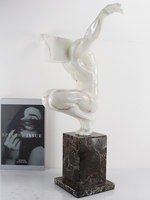 Sculpture abstraite figurative minimaliste moderne Creativemonkey, ornement en résine avec base en marbre, pièce décorative semi-fait main pour bureau