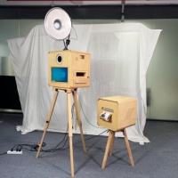 Photomaton tactile 15,6 pouces tout-en-un avec adaptateur secteur intégré + trépied + partage sur les réseaux sociaux pour centre commercial et événements d'entreprise