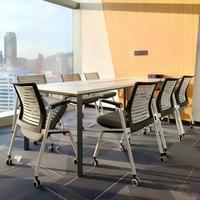 Chaise de séminaire moderne pliable et mobile avec accoudoir fixe et dossier respirant, idéale pour la formation et le bureau