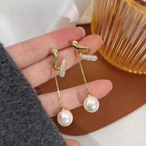 Boucles d'oreilles clous de luxe géométriques en alliage de zinc, plaqué or et argent, avec perles d'imitation, pour femme, idéales pour les soirées et occasions spéciales - Product Image 1