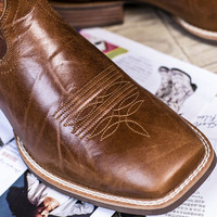 Vente en gros de bottes de cowboy mi-mollet pour hommes Xinzirain Bottes western Chukka à grain haut véritable personnalisées avec broderie ethnique rétro pour hommes