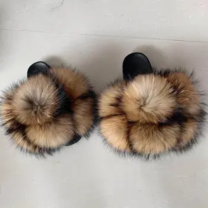 Gemengde Kleuren Zes Ballen Wasbeer Bont Platte Slipper Sandalen Vossenbont Pom Pom Slides Voor Vrouwen En Kinderen