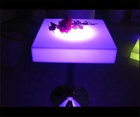 Table carrée moderne en plastique éclairée par LED avec base pour meubles de bar à la maison ou de parc Ensemble de table de bar carrée