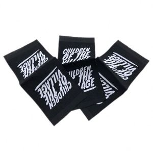 Etiquetas personalizadas para ropa, etiquetas tejidas negras con pliegue central para prendas de vestir - Product Image 2
