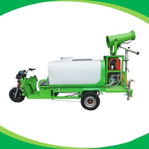 Carreta pulverizadora verde de tres ruedas con tanque de agua, cañón pulverizador y bomba para uso agrícola - Product Image 3