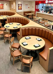 Banqueta Curva de Pared en Tono Claro, Tapicería Naranja con Mechones Verticales, Mesa Redonda, Proyectos de Renovación de Cantinas de Comida Rápida - Product Image 2