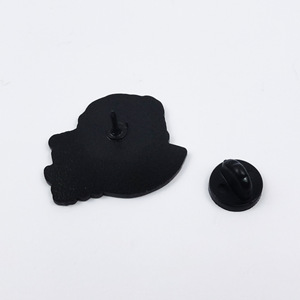 Broche de personnage de dessin animé de grand-mère mignonne, badge de mode anglais, aide en route, chère épingle en émail - Product Image 5