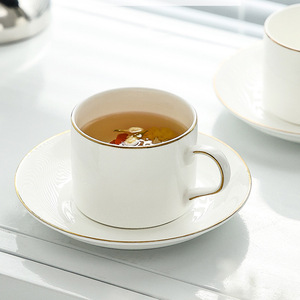 Taza y Platillo de Café de Porcelana China Blanca Pura con Logotipo Personalizado, Diseño Moderno y Simple, Capacidad de 201-300 ml, Acabado Dorado - Product Image 3