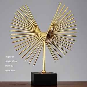 Vente chaude usine : Sculpture en fer doré de luxe européen pour la décoration de bureau et de chambre, décoration intérieure en résine - Product Image 6