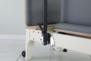 Reformer Pilates multifonctionnel avec tour, doté d'une barre de pieds robuste et d'un système de tour stable, idéal pour les studios de Pilates de prestige - Product Image 3