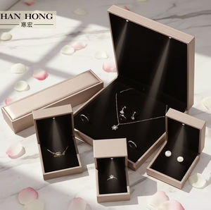 Caja de Joyería de Lujo al por Mayor con Luz Led y Logo Personalizado, Empaque para Collar, Pulsera y Anillo en Cuero PU Dorado de Primera Calidad - Product Image 1