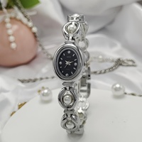 Montre-bracelet ovale vintage personnalisée avec logo ODM/OEM pour femme, bracelet en alliage, mouvement à quartz, fausses perles, vente en gros en usine