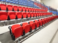 Sièges de stade pliables Matériau PP Meilleures chaises de gradins Siège de stade avec accoudoir et porte-gobelet