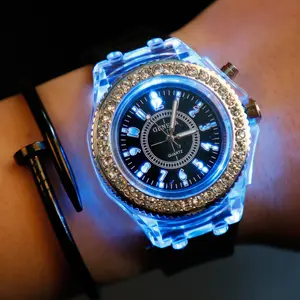 Grosir lampu LED silikon warna-warni jam tangan bercahaya LED jam tangan kuarsa mode telepon besar olahraga sejuk untuk pria dan wanita kaca
