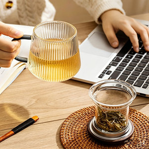 Taza de Té de Vidrio de Borosilicato Alto con Infusor y Tapa de Madera, Taza de Té Resistente al Calor con Rayas Verticales para Oficina y Hogar - Product Image 3
