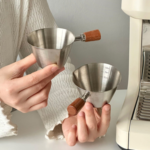 Taza Medidora de Acero Inoxidable para Espresso con Asa de Madera, Boquilla en V de Boca Ancha y Escala Graduada para Bebidas de Barista y Latte - Product Image 5