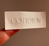 Autocollant en papier texturé imprimé avec logo en relief 3D personnalisé, autocollant adhésif pour bouteille en verre, emballage de boîte cadeau