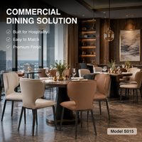 Chaise de salle à manger ergonomique moderne à dossier incurvé, assise en cuir beige rembourrée avec pieds en métal noir pour hôtel et restaurant