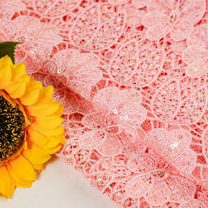 Maßgefertigter Rosa Blumen-Perlenstickerei-Stoff mit floralen Pailletten, indischer Guipure-Spitze und Stickerei für Kleidung und Kleider - Product Image 5