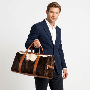 Bolsa de Viaje Ovalada de Cuero Vacuno Marrón y Blanco Unisex con Correa para el Hombro, Cierre de Hebilla, Bolsillo Utilitario, Capacidad de 20-36L - Product Image 1