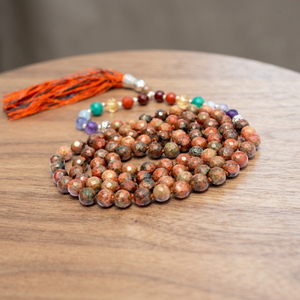 Collier Mala en Unakite Naturelle 7 Chakras, 108 Perles de 8mm, Nœuds Faits Main, Pompon, Perles de Prière, Yoga, Méditation, Vente en Gros Inde - Product Image 1