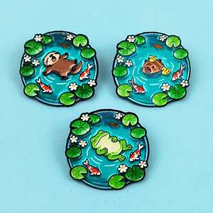 Ingrosso di fabbrica Spilla in metallo smaltata personalizzata con animali carini (Rana, Lontra marina, Capibara) per zaino, disponibile in stock - Product Image 1