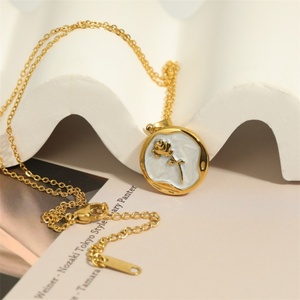 Collier vintage élégant en acier inoxydable avec pendentif en émail en forme de rose pour femmes - Product Image 5