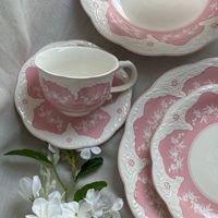 Ensemble de tasses et d'assiettes en céramique embossée de style rococo baroque, rose pâle, motif floral, assiette à dîner et à salade pour la décoration de table de banquet