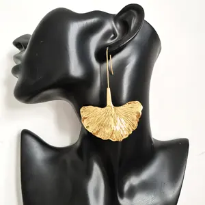 Alliage créatif Ginkgo feuilles boucles d'oreilles femmes mode minimaliste feuille d'or boucles d'oreilles nouveaux accessoires de bijoux à la mode en gros