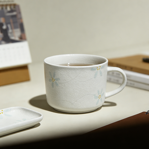 Taza <span class=keywords><strong>de</strong></span> Cerámica Blanca Mate Hecha a Mano para Uso Diario, con Estampado Personalizado <span class=keywords><strong>de</strong></span> Flores Azules, para Latte, Cappuccino y Té - Product Image 1