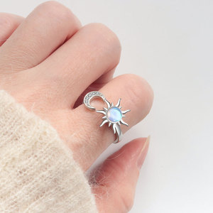 Anillo de Compromiso Delicado con Diseño de Sol y Luna de Circonio, Chapado en Rodio sobre Cobre, Antideslustre, Giratorio, Joyería para Aliviar la Ansiedad, Unisex para Hombres y Mujeres - Product Image 3
