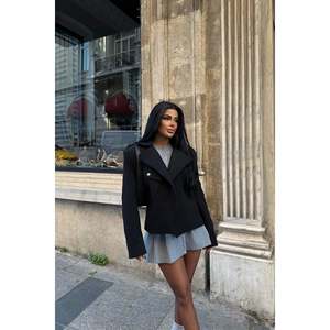 Chaqueta de Piel de Oveja Negra de Doble Botonadura para Otoño/Invierno, Ligera, con Relleno de Poliéster, Forro de Spandex, Diseño Sólido, Corta - Product Image 1