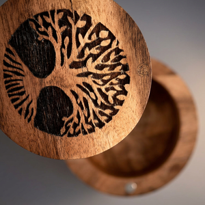 Urne de crémation en bois d'acacia faite à la main pour cendres humaines | Conteneur de cendres gravé écologique et personnalisé | Exportateur en vrac OEM - Product Image 2