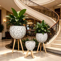 Ensemble de pots à fleurs modernes en fibre d'argile de 3 tailles avec pieds en bois, design sculpté sur mesure, pour la maison et l'intérieur/extérieur
