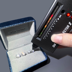 Pendientes de Moissanita con Engaste de Seis Puntas, Geométricos, Minimalistas, Elegantes y Clásicos, de Plata de Ley Chapada en Oro de 18k, de Tianyu Gems - Product Image 4