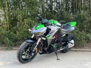 La <span class=keywords><strong>Kawasaki</strong></span> <span class=keywords><strong>Z1000</strong></span> modèle <span class=keywords><strong>2023</strong></span> possède un son agréable et un moteur puissant, ce qui la rend une moto classique. - Product Image 1