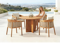 Ensemble de salle à manger en bois massif pour l'extérieur, design élégant et breveté, chaises et table, fabrication artisanale, meubles de jardin pour hôtel et cour.