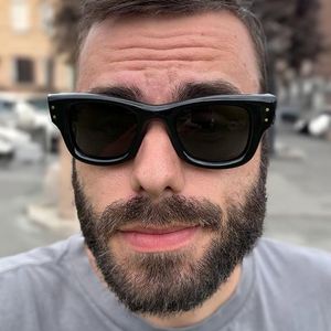 Lunettes de soleil carrées vintage 2025 avec logo personnalisé, monture PC rouge et noire, protection UV400, rivets, pour hommes et femmes - Product Image 2