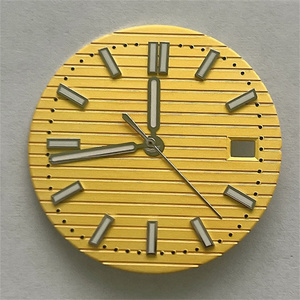 Componenti per Modifica Orologi: Quadrante da 30,5 mm con Indicatori Luminosi Verdi, Adatto per Montaggio Movimento NH35/36, Strumenti per Orologiai - Product Image 1